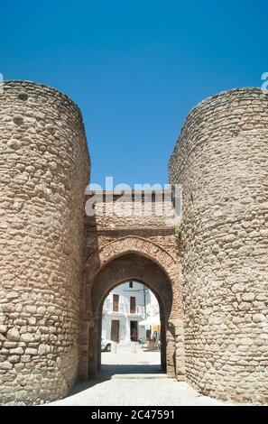 Mura difensive intorno alla storica città spagnola di Ronda. La porta moresca di Almocabar che faceva parte delle fortificazioni medievali della città. Foto Stock