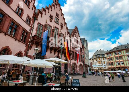 Vita urbana nello storico edificio Römer, il municipio del 15 ° secolo nel centro storico di Francoforte sul meno, Assia, Germania. Foto Stock