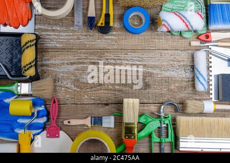 Attrezzo di pittore della casa su sfondo di legno.attrezzo di riparazione. Foto Stock