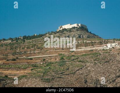 Una vista al monastero su una montagna presso la località di villeggiatura di Perissa sull'isola di Santorini. Su una collina alta si chiama il Monastero di Elia. Foto Stock