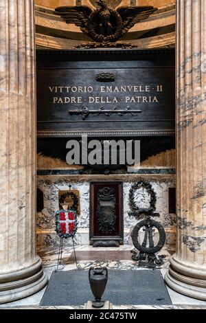 Pantheon di Roma: Tomba del Re d'Italia Vittorio Emanuele III, di Manfredi