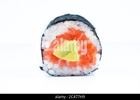 Sushi alimentare lontano-orientale su sfondo bianco. Piatti giapponesi Foto Stock