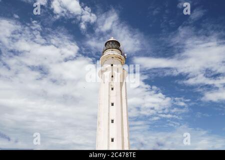 Faro a Cape Trafalgar Los Spain e il cielo nuvoloso sullo sfondo Foto Stock