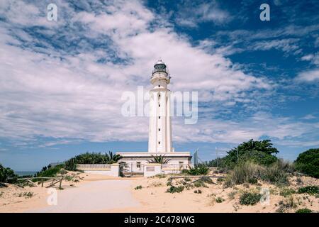 Faro a Cape Trafalgar Los Spain e il cielo nuvoloso sullo sfondo Foto Stock