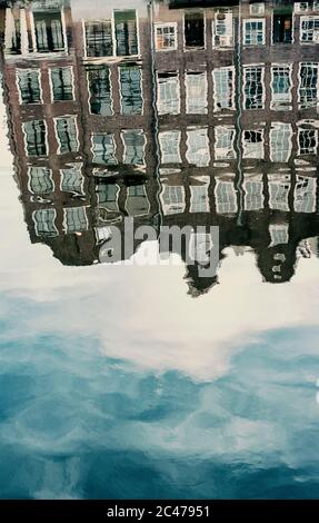 La riflessione di edifici lungo un canale di Amsterdam, Paesi Bassi Foto Stock