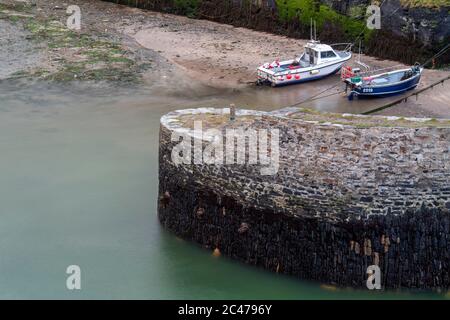 Barche da pesca ormeggiate nel porto di Boscastle in Cornovaglia, England, Regno Unito Foto Stock