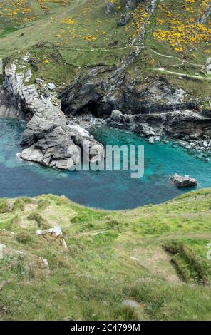 Vista della frastagliata linea costiera a Tintagel in Cornovaglia, England, Regno Unito, supposta posizione di Re Artù castello di Camelot Foto Stock