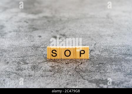 Testo SOP (procedura operativa standard) su sfondo di texture di blocchi di legno Foto Stock