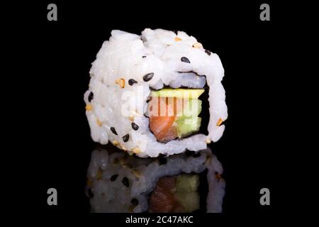 Salmone Uramaki, cetriolo e mango Foto Stock
