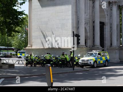 Ufficiali della polizia metropolitana della capitale che mantengono un basso profilo da Marble Arch prima di una dimostrazione in Hyde Park. Foto Stock