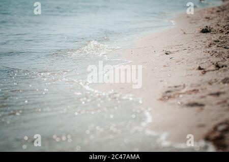 l'onda di mare bagia la spiaggia sabbiosa Foto Stock