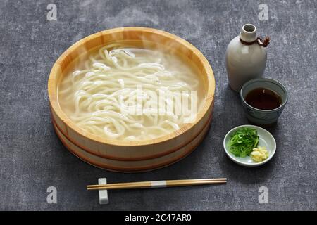 il kamaage udon è un tipo di piatto giapponese di udon noodes, noodle di udon caldi semplici in secchio di legno e salsa di immersione Foto Stock