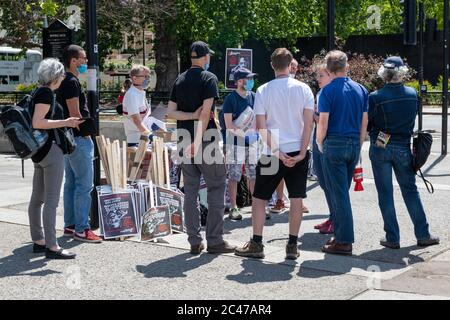 Un gruppo di persone del Partito Socialista dei lavoratori si prepara per una dimostrazione in piazza da Marble Arch. Foto Stock