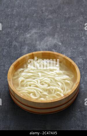 il kamaage udon è un tipo di piatto giapponese di udon noodes, noodle di udon caldi semplici in secchio di legno e salsa di immersione Foto Stock