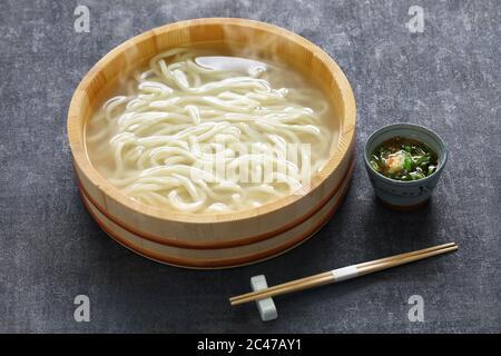 il kamaage udon è un tipo di piatto giapponese di udon noodes, noodle di udon caldi semplici in secchio di legno e salsa di immersione Foto Stock