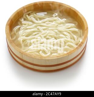 il kamaage udon è un tipo di piatto giapponese di udon noodes, noodle di udon caldi semplici in secchio di legno e salsa di immersione Foto Stock