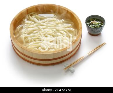 il kamaage udon è un tipo di piatto giapponese di udon noodes, noodle di udon caldi semplici in secchio di legno e salsa di immersione Foto Stock