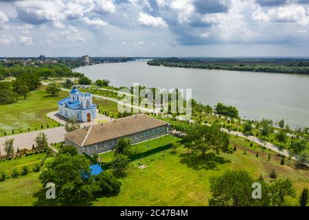 Chiesa della Santa Assunzione lungo l'argine del Danubio a Izmail Foto Stock