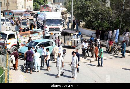 I residenti di Lyari Meera Naka Block Road, che stanno organizzando una manifestazione di protesta contro il prolungo carico elettrico spargimento nella loro zona, si sono tenuti a Mirza Adam Khan Road a Karachi mercoledì 24 giugno 2020. Foto Stock