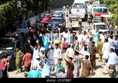 I residenti di Lyari Meera Naka Block Road, che stanno organizzando una manifestazione di protesta contro il prolungo carico elettrico spargimento nella loro zona, si sono tenuti a Mirza Adam Khan Road a Karachi mercoledì 24 giugno 2020. Foto Stock