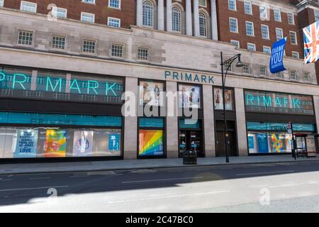 Il negozio di punta del rivenditore irlandese di abbigliamento a prezzi scontati Primark a Londra Oxford Street. Foto Stock