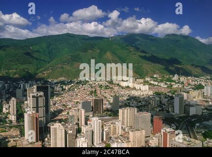 CARACAS, VENEZUELA - Vista aerea del centro di Caracas e del crinale di montagna del parco El Avila. Foto Stock