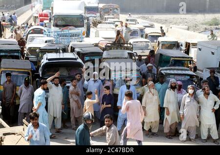 I residenti di Lyari Meera Naka Block Road, che stanno organizzando una manifestazione di protesta contro il prolungo carico elettrico spargimento nella loro zona, si sono tenuti a Mirza Adam Khan Road a Karachi mercoledì 24 giugno 2020. Foto Stock
