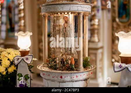 Statua della Madonna nel piccolo altare Foto Stock