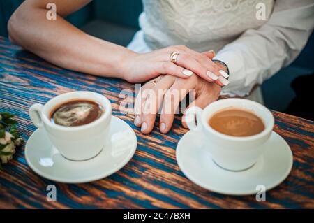 Sposare e sposare con due tazze di caffè Foto Stock