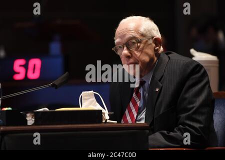 Washington, Stati Uniti. 24 Giugno 2020. L'ex avvocato generale Michael Mukasey testimonia dinanzi al Comitato giudiziario della Camera su Capitol Hill a Washington, mercoledì 24 giugno 2020, per un'audizione sulla supervisione del Dipartimento di Giustizia e un'indagine sulla presunta politicizzazione del dipartimento sotto il procuratore generale William Barr. Foto in piscina di Susan Walsh/UPI Credit: UPI/Alamy Live News Foto Stock