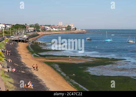 Spiaggia di Chalkwell, Southend on Sea, Essex, Regno Unito. Tamigi estuario città costiera lungomare. Persone in mare in una giornata estiva soleggiata durante COVID-19 Foto Stock