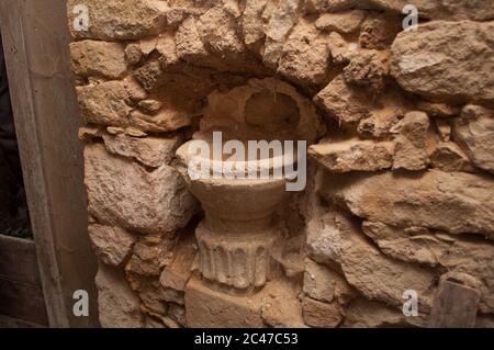 la ciotola dell'acqua nella vecchia chiesa cattolica romana abbandonata in rovina Foto Stock