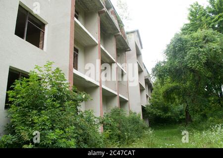 Antico ospedale abbandonato negli alberi Foto Stock