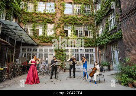 Berlino, Germania. 23 Giugno 2020. I membri dell'orchestra Staatskapelle di Berlino si esibiscono durante un concerto di corte a Berlino, capitale della Germania, il 23 giugno 2020. Credit: Peter Adamik/Xinhua/Alamy Live News Foto Stock