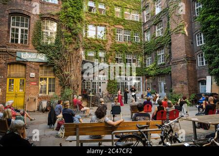 Berlino, Germania. 23 Giugno 2020. Si guarda un concerto di cortile eseguito da membri dell'orchestra Staatskapelle Berlin a Berlino, capitale della Germania, il 23 giugno 2020. Credit: Peter Adamik/Xinhua/Alamy Live News Foto Stock