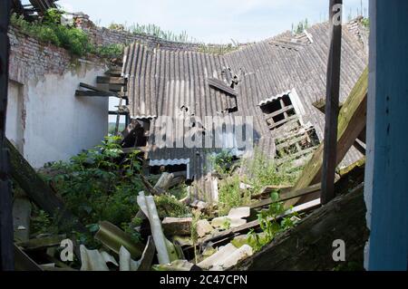 Tetto crollato nel palazzo abbandonato Foto Stock