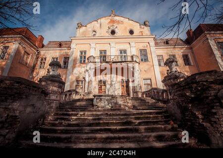 Vista frontale sul palazzo abbandonato Foto Stock