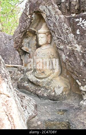 Phu Phra Bat Park insolite formazioni rocciose formate dall'erosione Adattato come santuari buddisti intessuti dettagli di buddha in formazioni rocciose Foto Stock