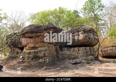 Phu Phra Bat Park, inusuali formazioni rocciose formate da erosione adattato come santuari buddisti grandi massi sostenuti sopra terra permettendo riparo Foto Stock