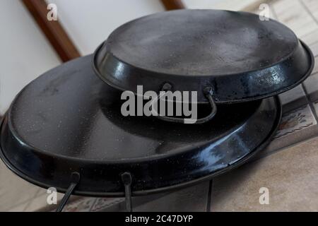 Primo piano di due padelle nere su uno sfondo sfocato Foto Stock