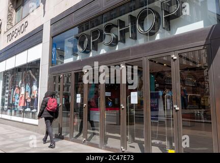 Il negozio di punta della multinazionale britannica dell'abbigliamento, la società di moda al dettaglio Topshop, situata a Oxford Street, Londra. Foto Stock