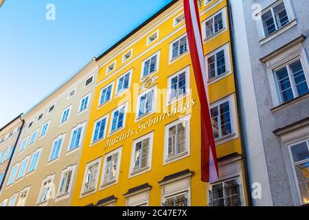 SALISBURGO, AUSTRIA - 25 LUGLIO 2017: Il luogo di nascita di Wolfgang Amadeus Mozart a Salisburgo in una splendida giornata estiva, in Austria Foto Stock