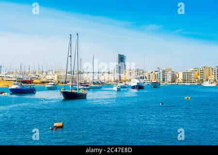 Vista panoramica sul lungomare e sul porto turistico di Sliema, Malta Foto Stock