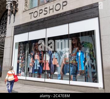 Il negozio di punta della multinazionale britannica dell'abbigliamento, la società di moda al dettaglio Topshop, situata a Oxford Street, Londra. Foto Stock