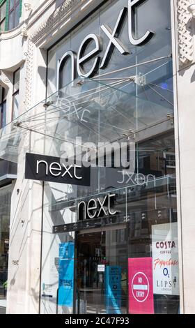 Il negozio di punta della multinazionale britannica di abbigliamento, rivenditore di moda Next. Foto Stock