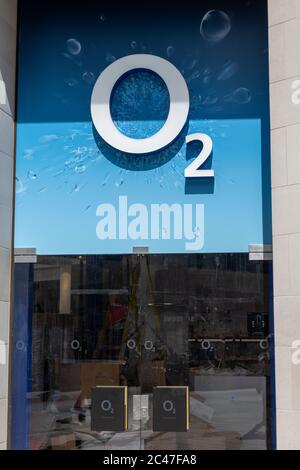 Il segno e il logo del negozio O2 a Oxford Street, un importante operatore di rete mobile e rivenditore in Gran Bretagna. Foto Stock