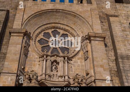 Porto, Portogallo - Cattedrale di 'sé' Dettagli - Beautil Chiesa cattolica in pietra medievale nel centro città Foto Stock