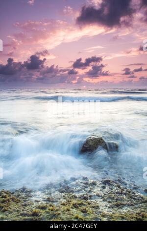 Immagine verticale delle ondate di oceano ipnotizzanti sotto un cielo viola Foto Stock