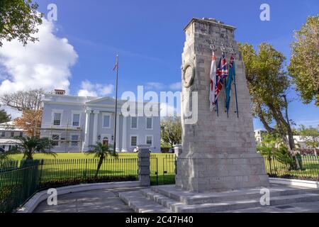 Il Cenotafe e il Gabinetto Building Hamilton Bermuda onorare i soldati Bermudiani caduti sia della prima che della seconda guerra mondiale Foto Stock