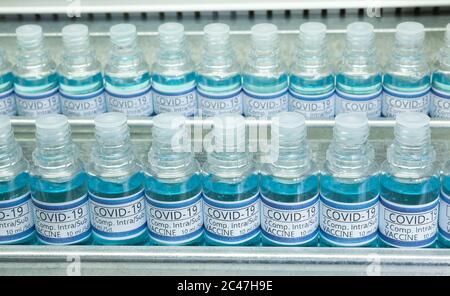 Vaccino Covid 19 in alcuni laboratori o produzione di linee industriali. Foto Stock